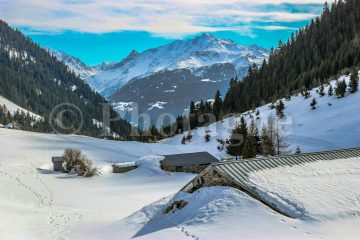 The hamlet of Laval under the snow, climbing towards the Coire refuge