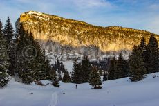 Derrière la cabane de l'Alpette au petit matin, sur le tour de la Chartreuse