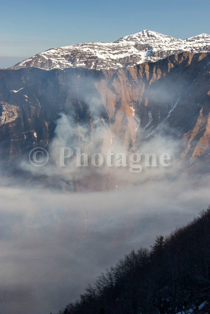 Ciò che resta della montagna dietro la vetta del Chebretou dopo l'incendio...