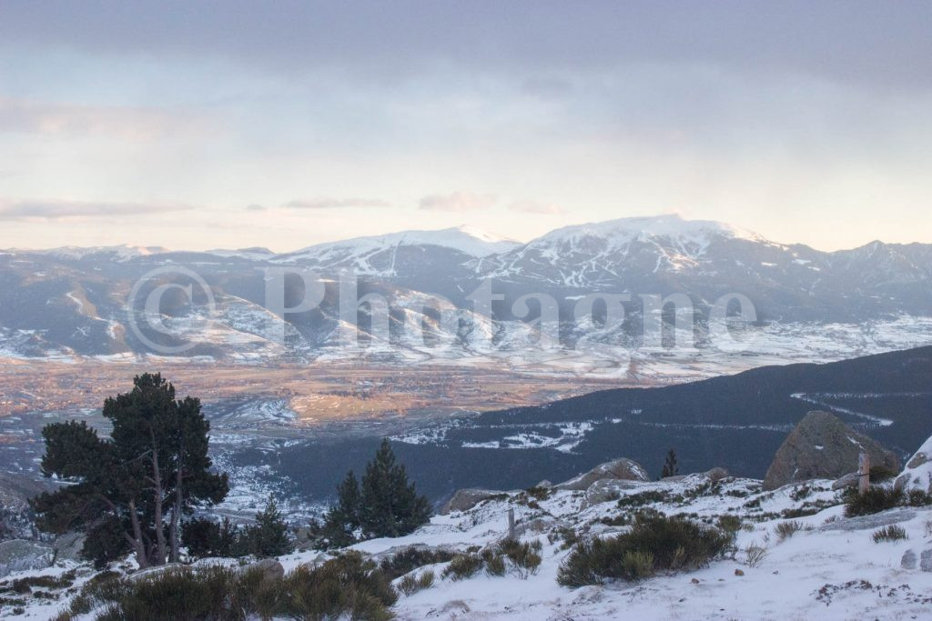 Vista sulla valle del Latour-de-Carol dal rifugio Serrat del Freser, con le racchette da neve nei Pirenei catalani