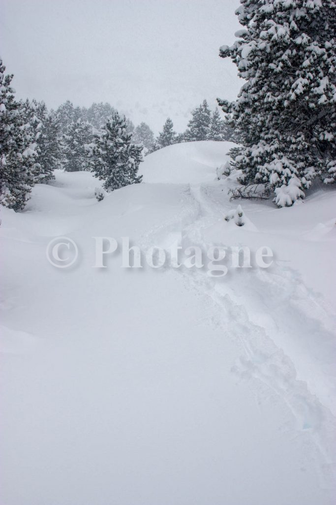 Un bello strato di neve fresca che scende dal rifugio Mata Negra