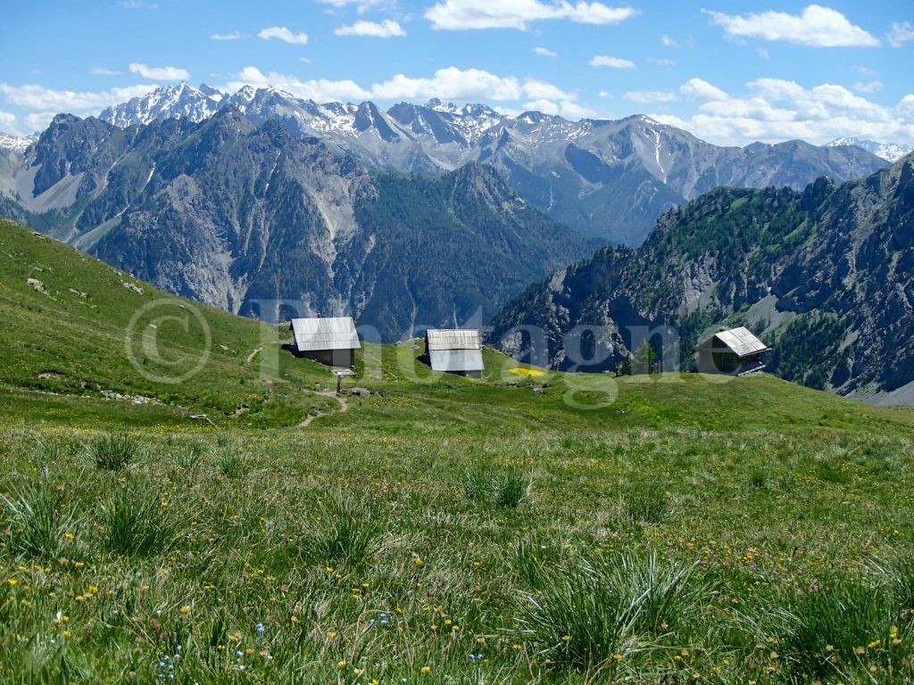 Les granges de Furfande devant les sommets du Queyras