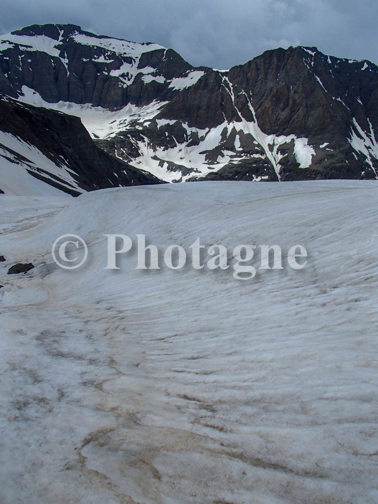 Difficult snowfields to descend to the Autaret pass...