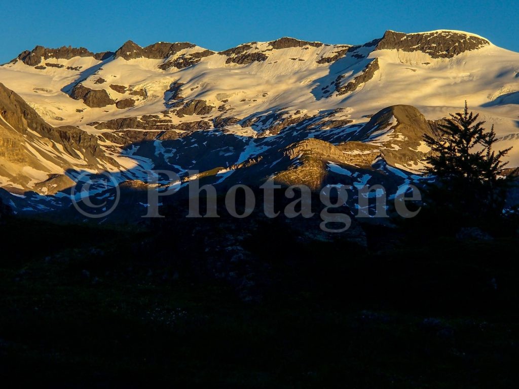 La vue sur les glaciers le matin est superbe depuis le bivouac...