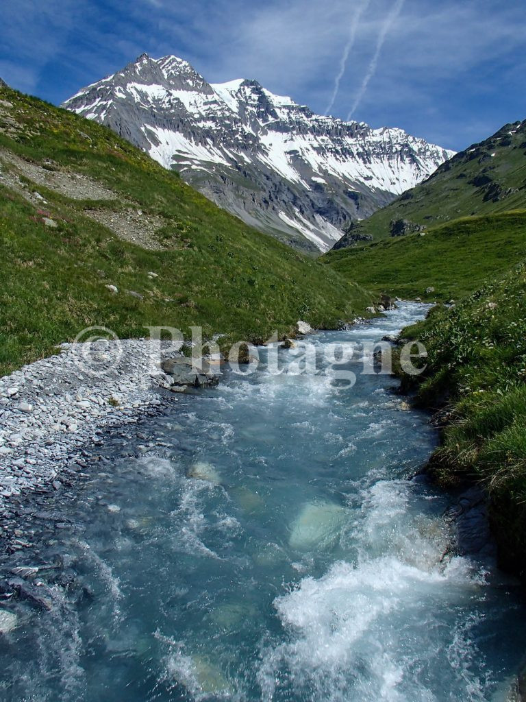 Torrente alpino e vista sulla Grande Casse