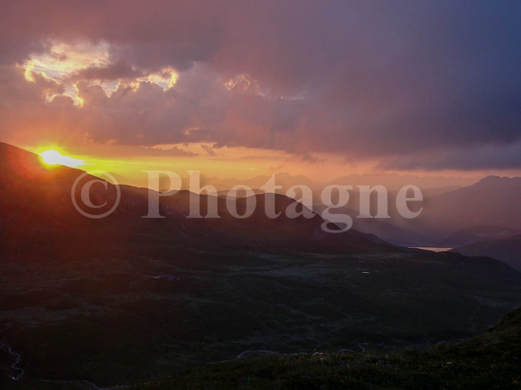 Coucher de soleil épique au lac d'Amour