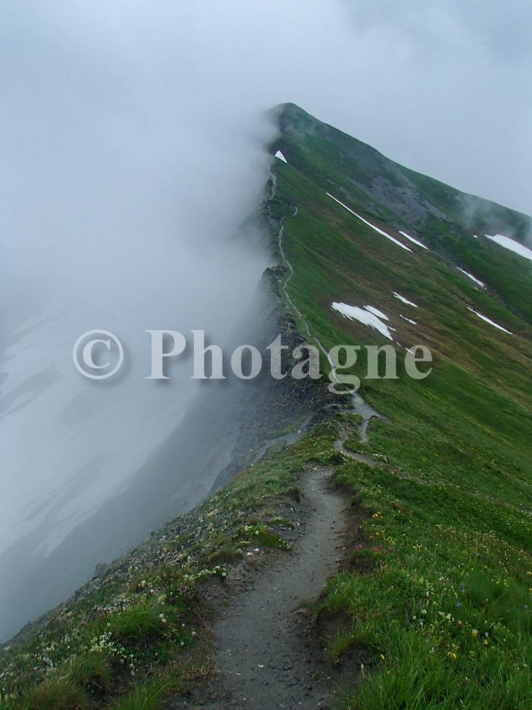 La crête des Gittes sous la brume