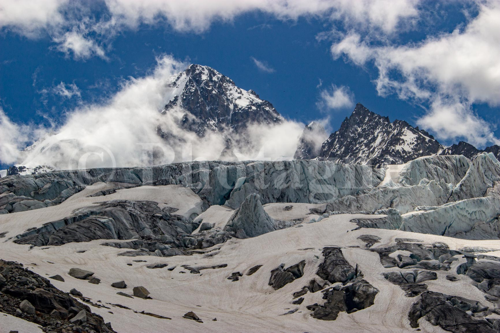 L'Aiguille du Chardonnet dietro il ghiacciaio del Tour