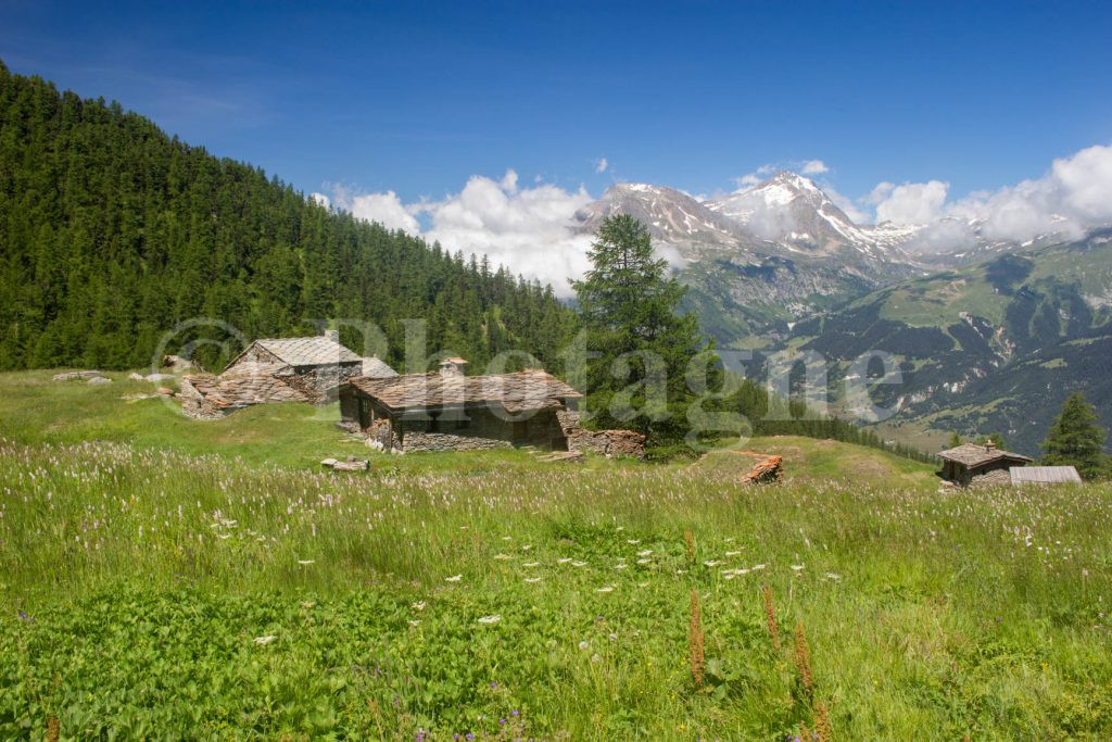 Le hameau de Bramanette devant les sommets de la Vanoise