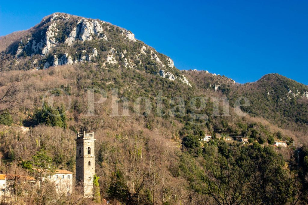 Le village de Sant'Anna devant le Monte Lieto