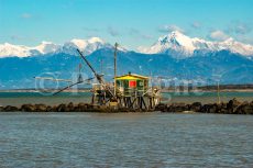 Cabane de pêcheur devant les Alpes Apuanes