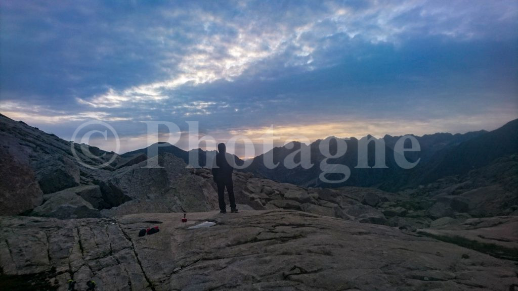 Bivouac sur du rocher, sur la Haute Randonnée Pyrénéenne...