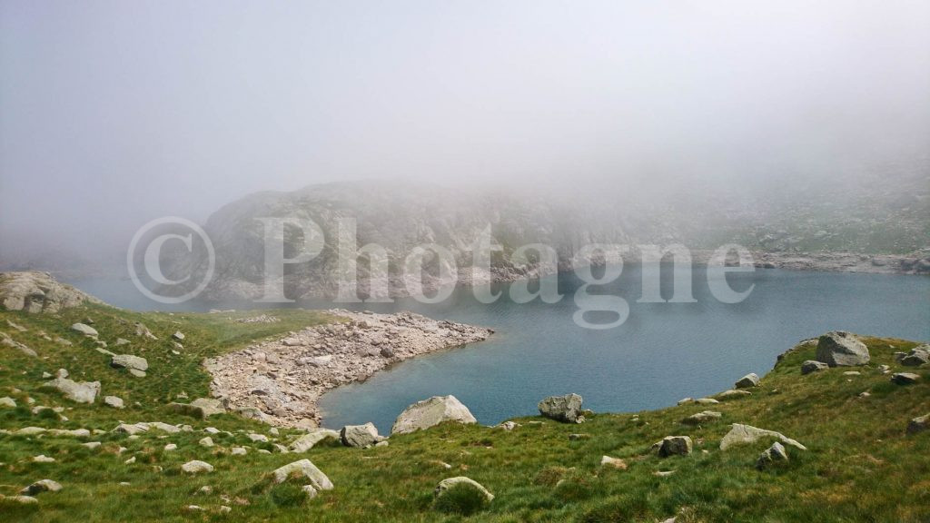 La brume se crève au lac de Rius