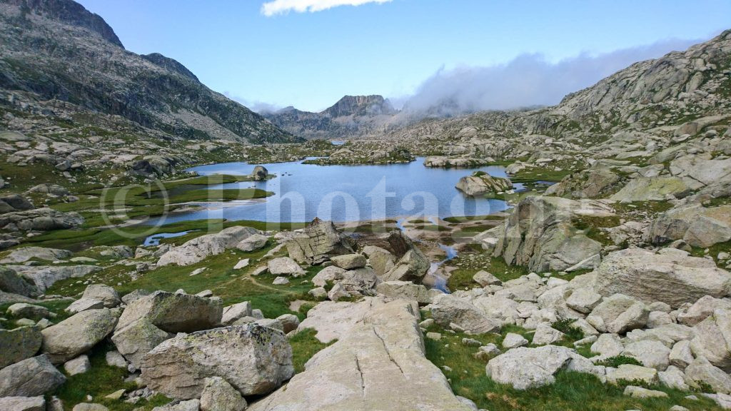 Lac tort de Rius, sur la Haute Randonnée Pyrénéenne