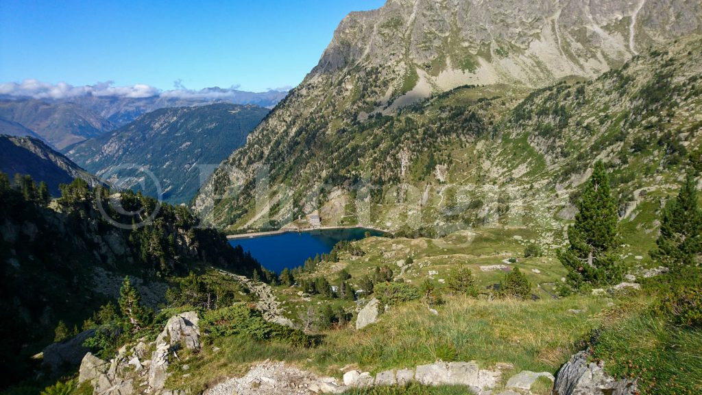 Lac et refuge de la Restanca, sur la Haute Randonnée Pyrénéenne