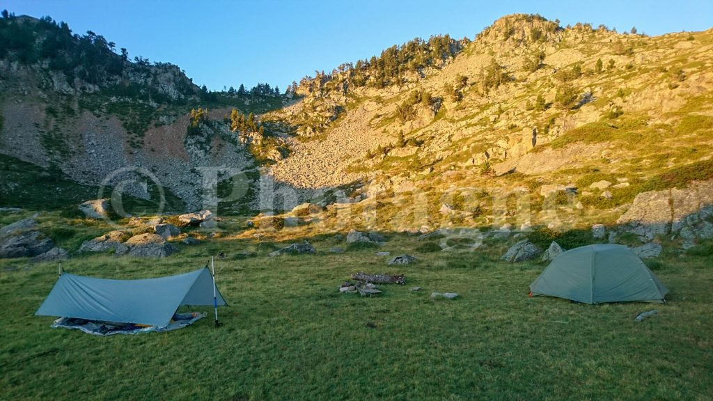 Les tentes au coucher du soleil, sur la Haute Randonnée Pyrénéenne