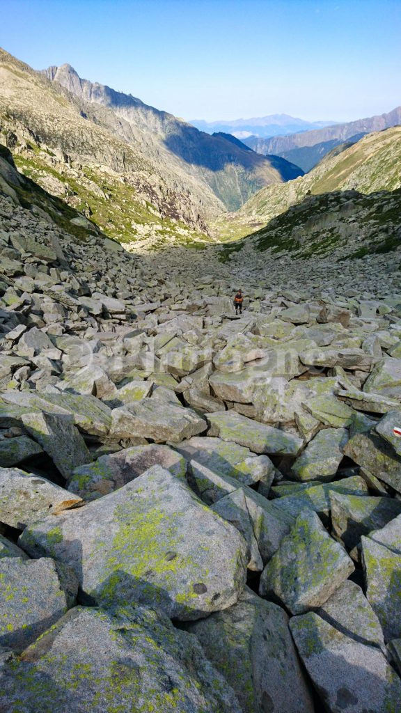 Un sacré pierrier à descendre, sur la Haute Randonnée Pyrénéenne