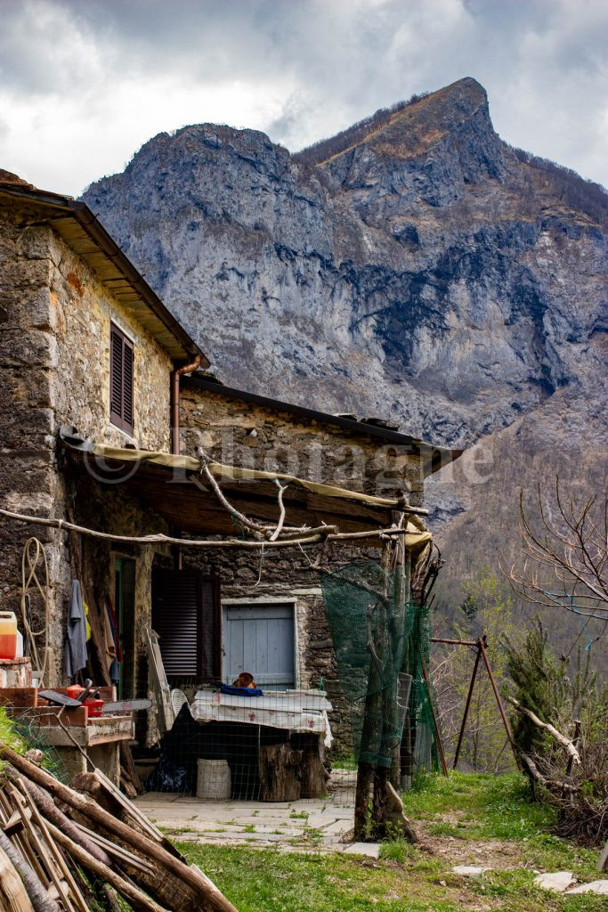 An Italian house in front of the Apuan cliffs