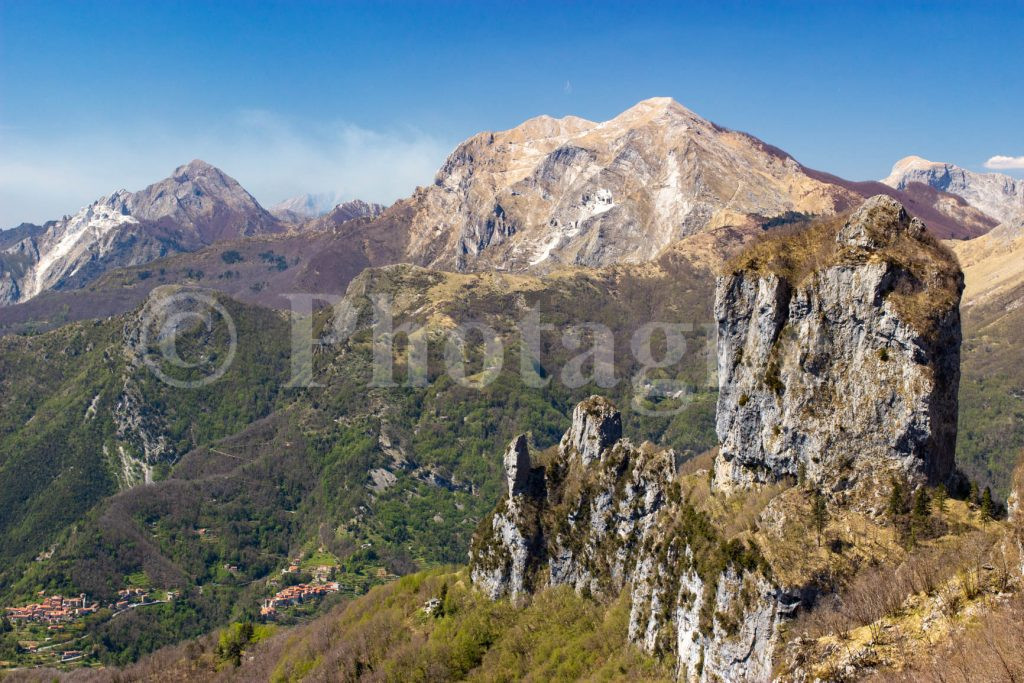 Monte Procinto di fronte alla Pania della Croce