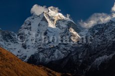 Monte Kangtega in serata, durante il trekking dei tre passi