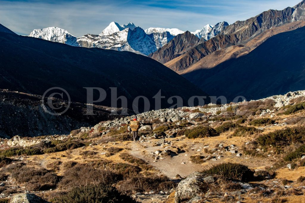 Porter and chain of the Rolwaling Himal