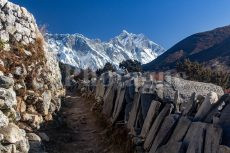 Mani-wall davanti al Lhotse sul trekking dei tre passi