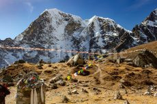 Prayer flags and Cholatse, on the trek of the three passes