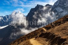 Nebbia sulla strada per Dzongla, durante il trekking dei tre passi