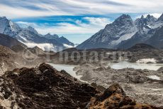 Lacs glaciaires sur la moraine du Cho Oyu