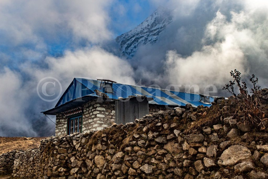 Maison et nuages à Thametang