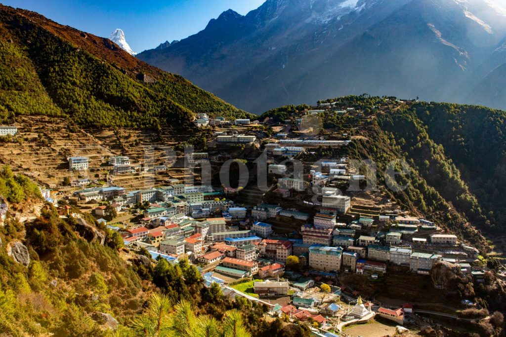 Namche al mattino presto, durante il trekking dei tre passi