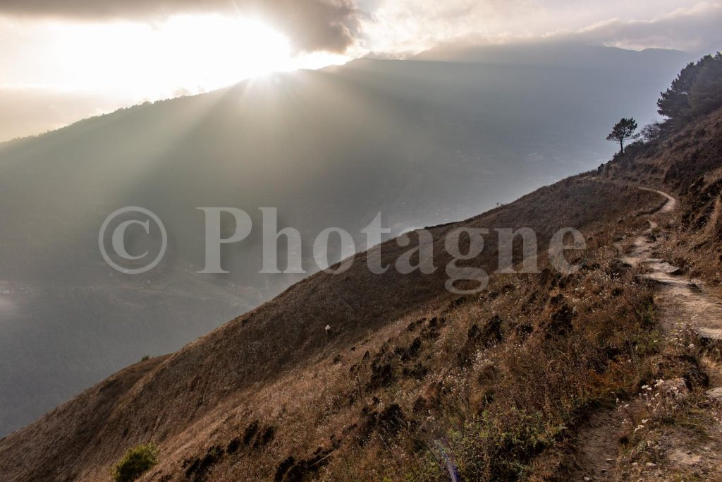 Sole al tramonto a Phurteng, sul trekking dei tre passi