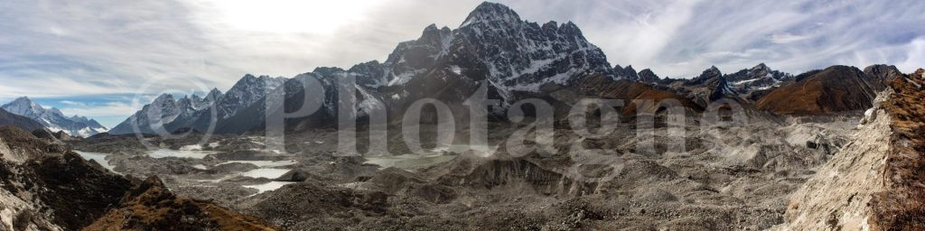 Panorama della morena del Cho Oyu, durante il trekking dei tre passi