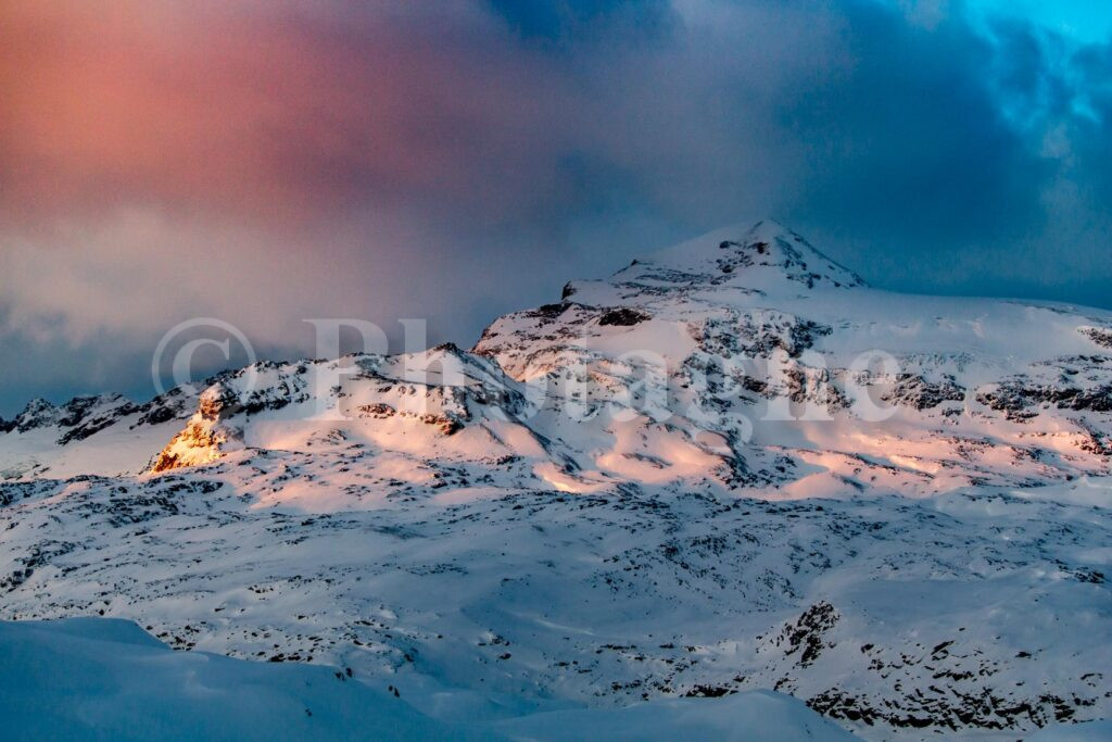 Couleurs du matin sur le dôme de Chasseforêt enneigé