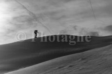 Corridore con le racchette da neve in Vanoise