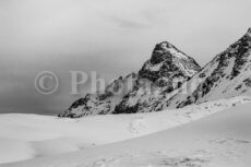 Montagne innevate sull'altopiano del Turk