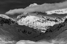 Skieur devant la Grande Casse et la vallée de la Leisse enneigée