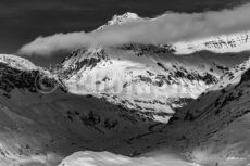 Sciatore davanti alla Grande Casse e alla valle innevata della Leisse