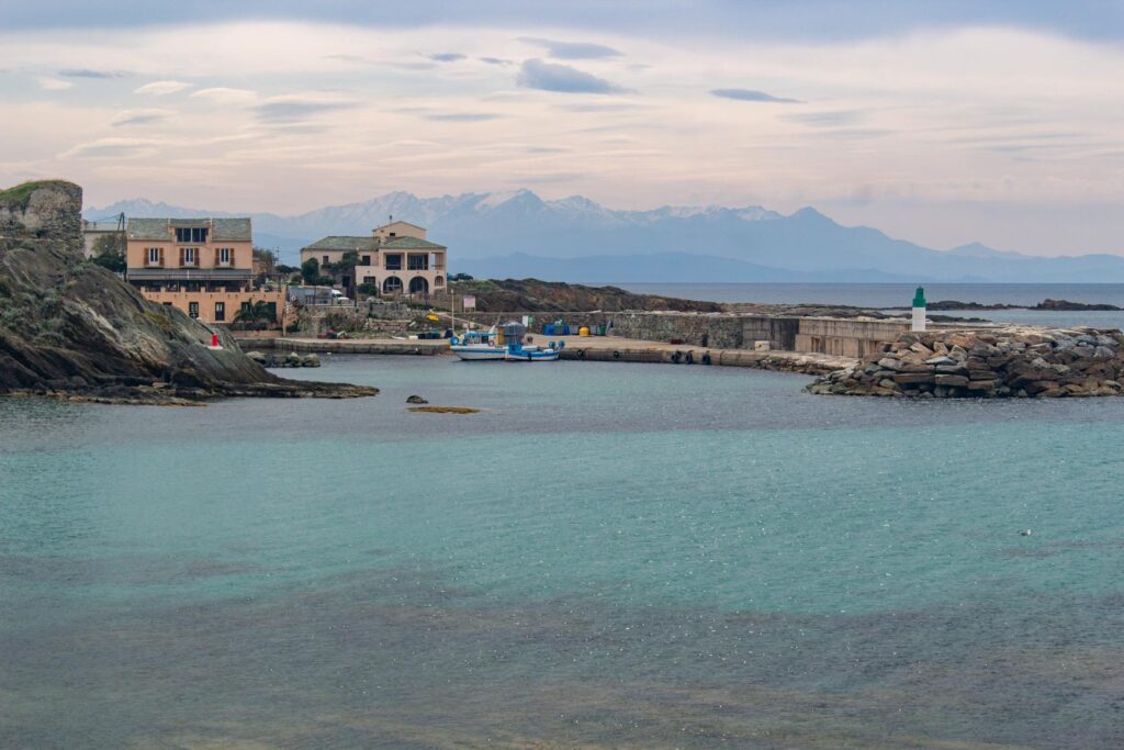 Port de Centuri et la montagne Corse