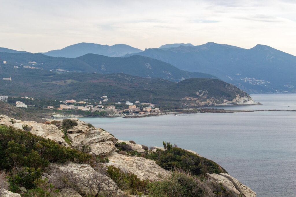 Vue sur le port de Centuri le long du sentier des douaniers du Cap Corse
