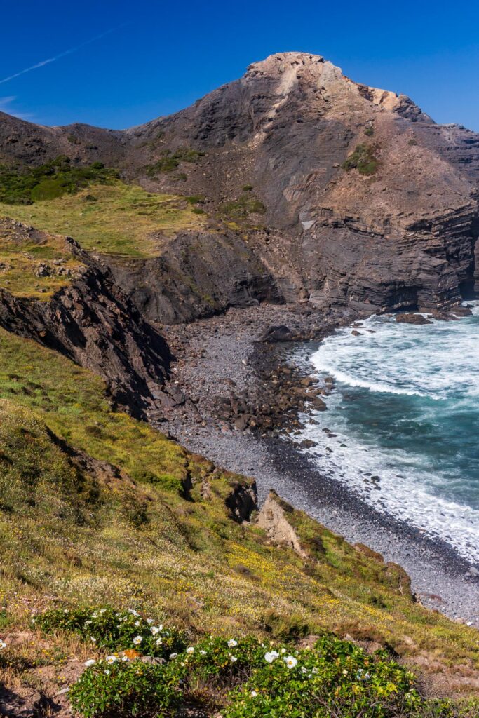 Côte noire et verte à Mirouço sur le sentier des pêcheurs au Portugal
